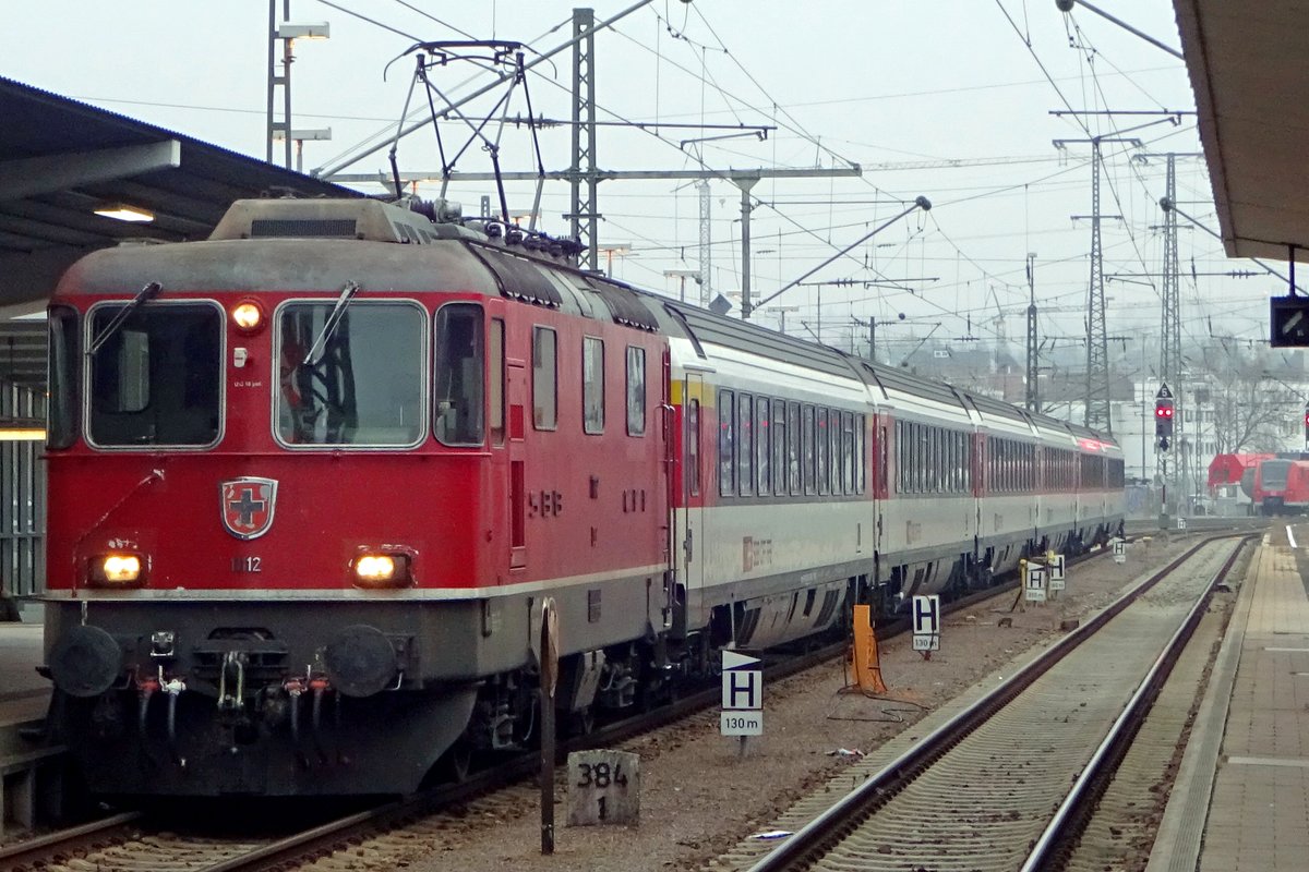 SBB 11112 macht sich fertig für den Abfahrt nach Zürich HB mit IC 283 in Singen (Hohentwiel).