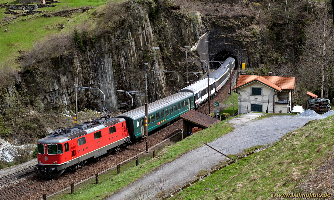 SBB 11207 - Wassen - 25.04.2012 - IR 2282, Locarno-Zürich Hb

Am 25. April 2012 hat Re 4/4 11207 den untersten Kehrschleifentunnel bei Wassen verlassen und eilt mit IR 2282 nach Zürich den nächsten Halt in Erstfeld entgegen.
