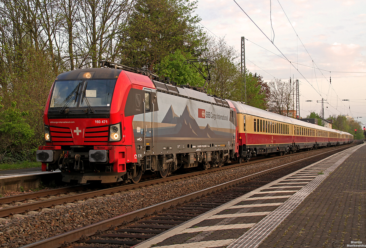 SBB 193 471  Karlsruhe  am AKE51 nach Domodossola im ersten Licht des Tages in BN-Beuel am 18.04.2019