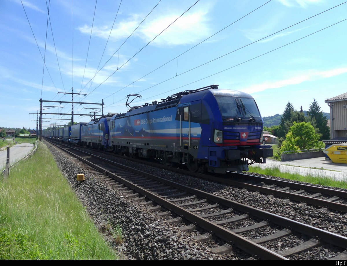 SBB - 193 534 + 193 527 mit Güterzug unterwegs bei Hindelbank am 12.05.2022