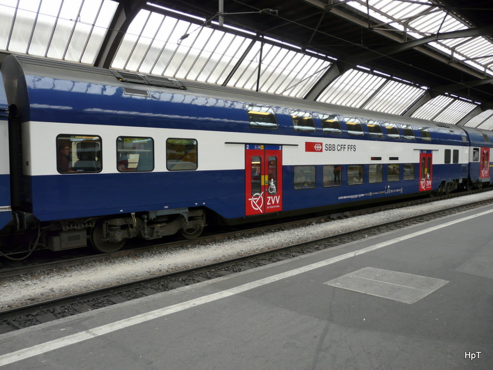 SBB - 2 Kl. Personenwagen B 50 85 26-73 015-7 im HB Zrich am 04.08.2013