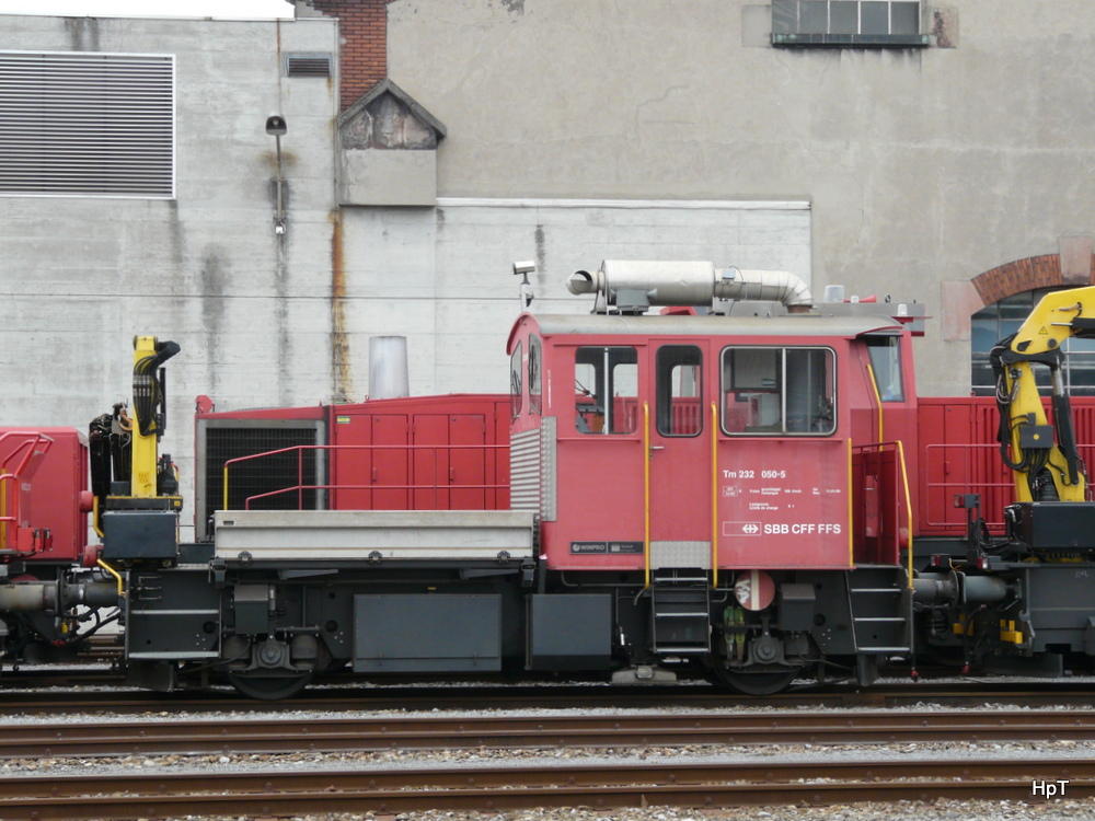 SBB - 232 050-5 abgestellt im SBB Industriewerk in Biel am 28.09.2013 .. Standort des Fotografen ausserhalb des Werkes ..