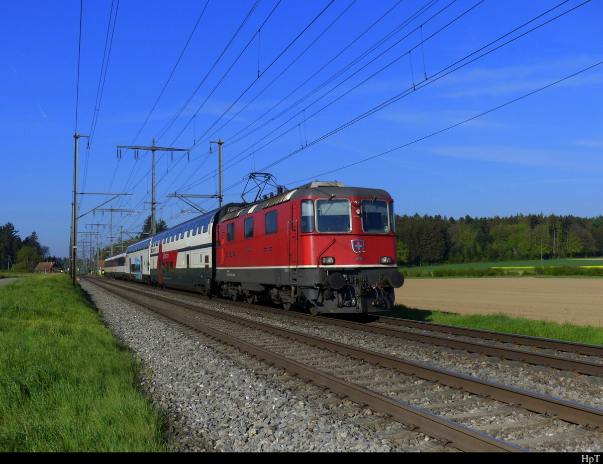 SBB - 420 136 mit 4 Personenwagen unterwegs bei Lyssach am 02.05.2022