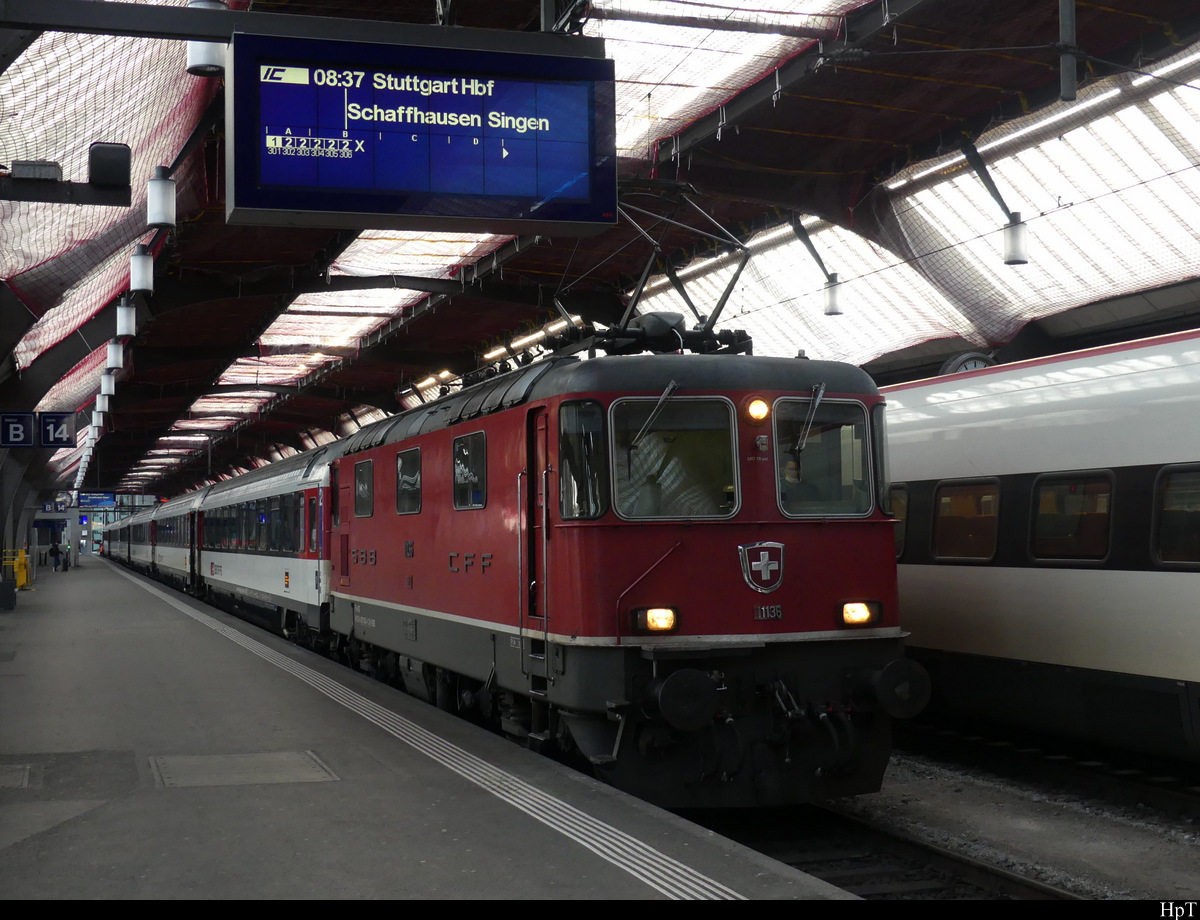 SBB - 420 136 vor IC im Bahnhof von Zürich am 05.02.2021