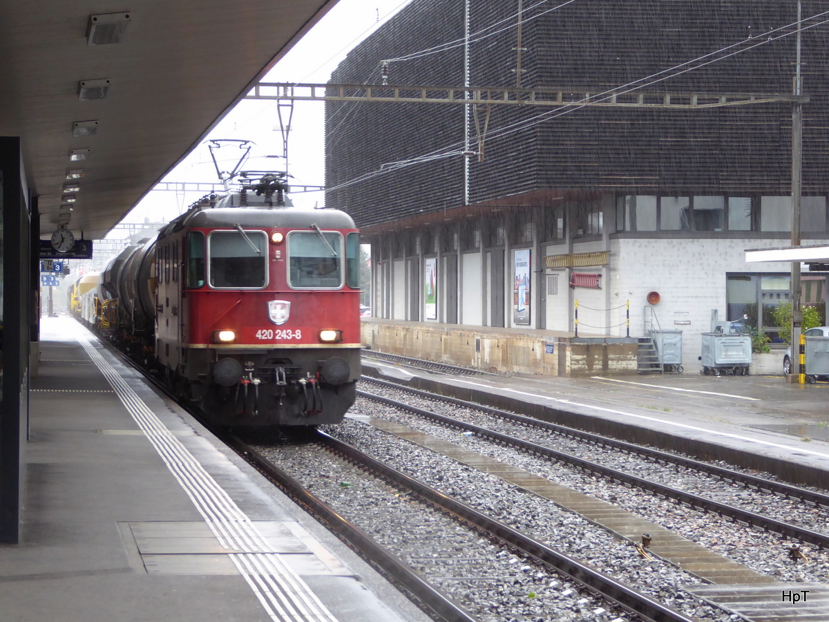 SBB - 420 243-8 mit Güterzug unterwegs im Regen bei der durchfahrt in Thalwil am 14.09.2017