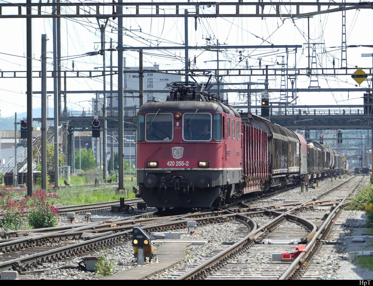 SBB - 420 255 vor Güterzug in Pratteln am 09.05.2022