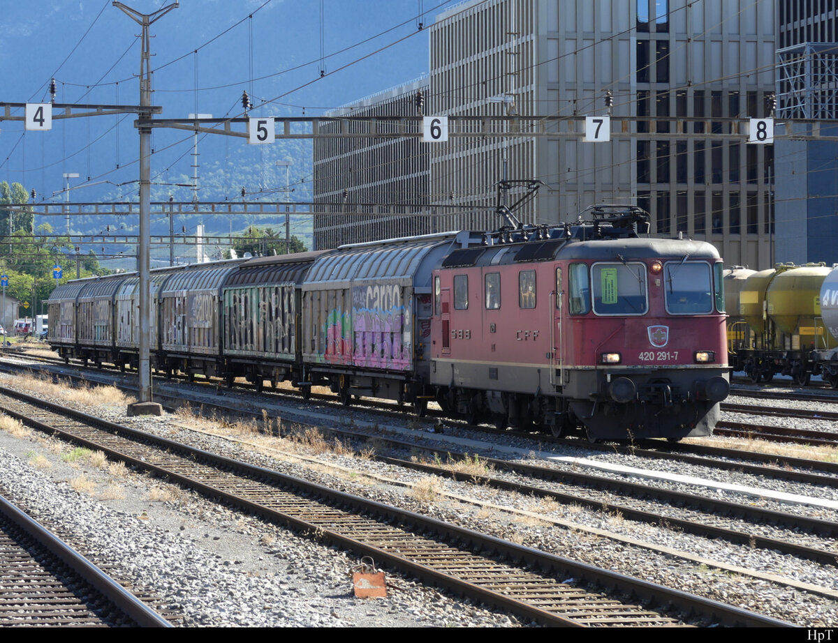 SBB - 420 291 mit Güterwagen abgestellt in Sion am 21.09.2021