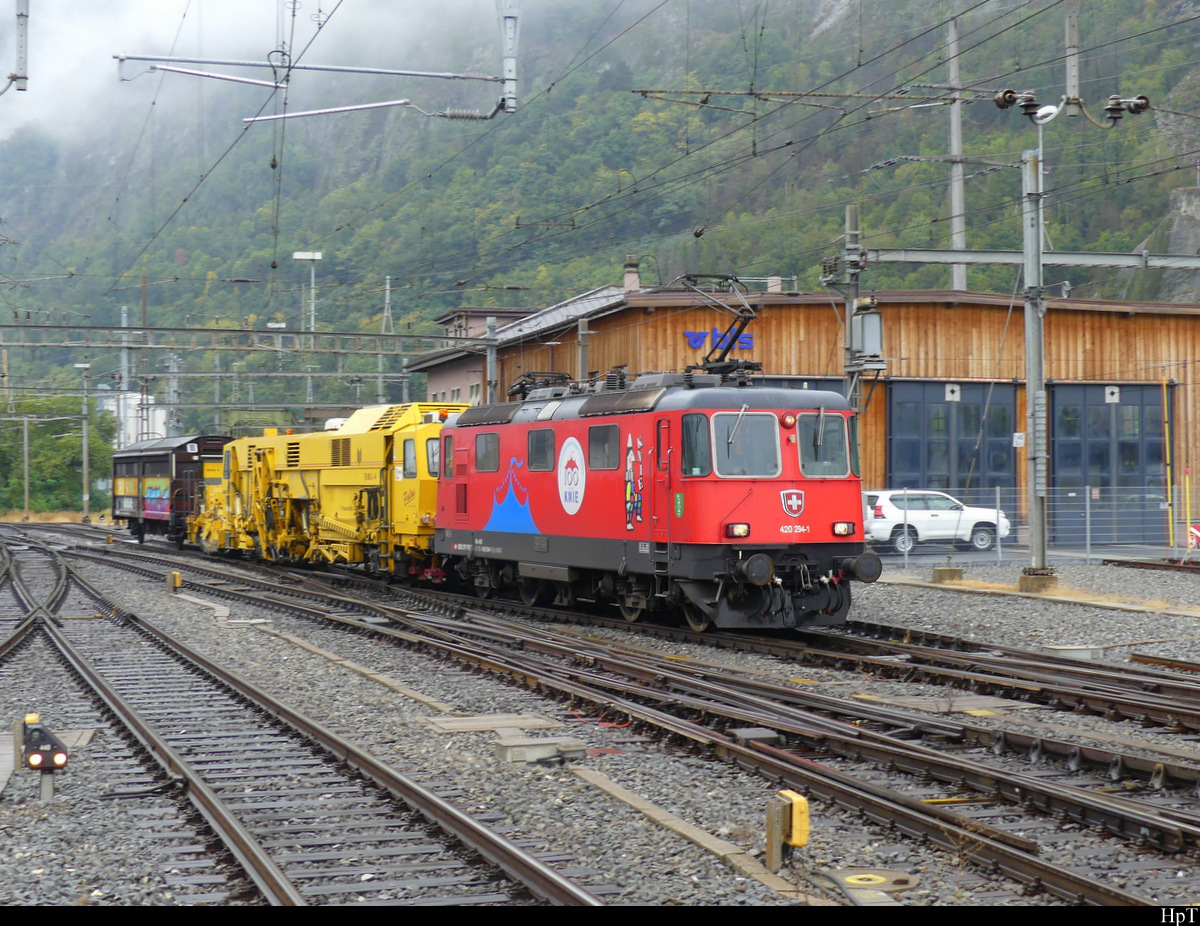 SBB - 420 294  bei der einfahrt in den Bahnhof von Brig am 05.10.2021 .. Standort auf dem Perron 2 für Geleise 2+3 des Bahnhof Brig