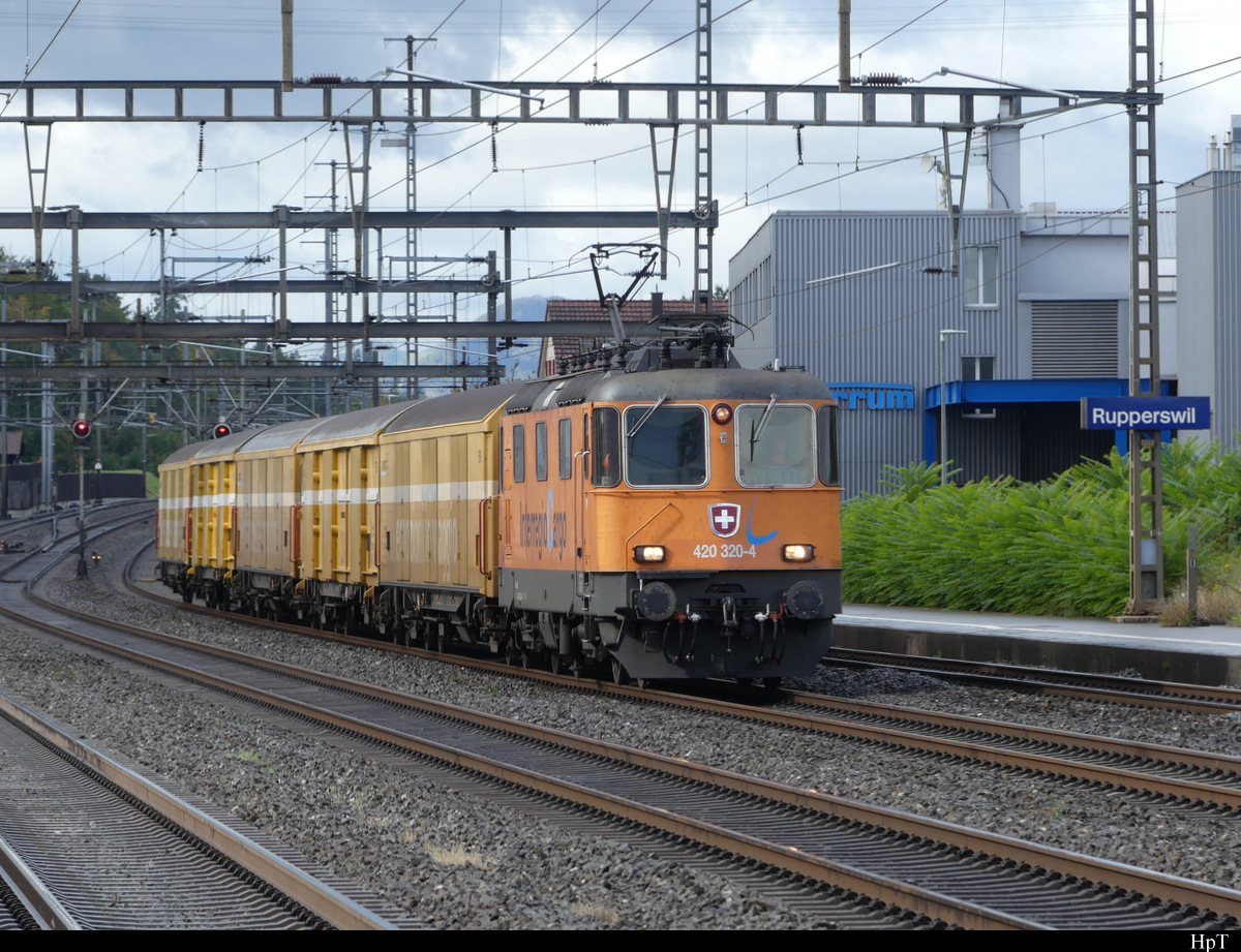 SBB - 420 320 mit Postgüterzug bei durchfahrt in Rupperswil am 06.10.2021