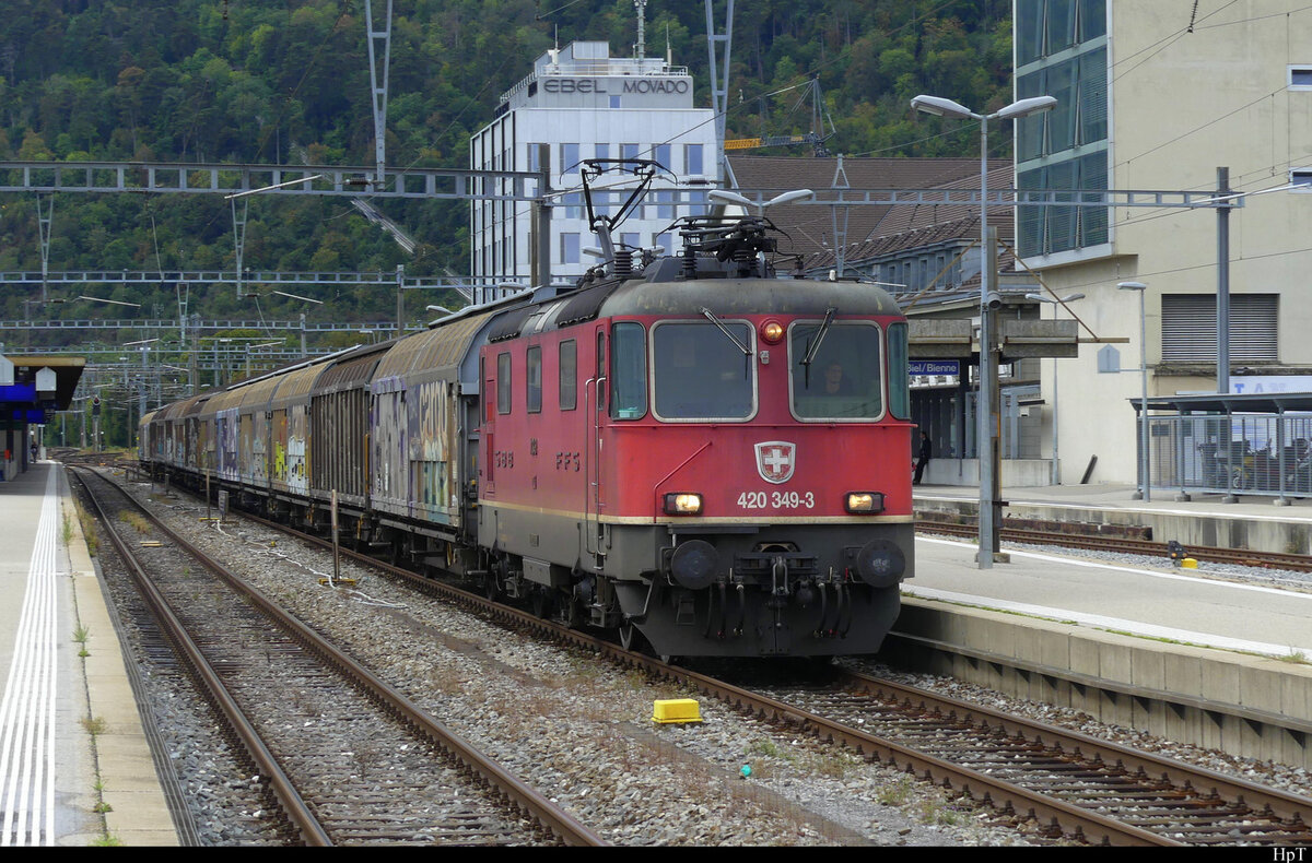 SBB - 420 349 mit Güterzug unterwegs bei der durchfahrt im Bhf. Biel am 20.09.2021