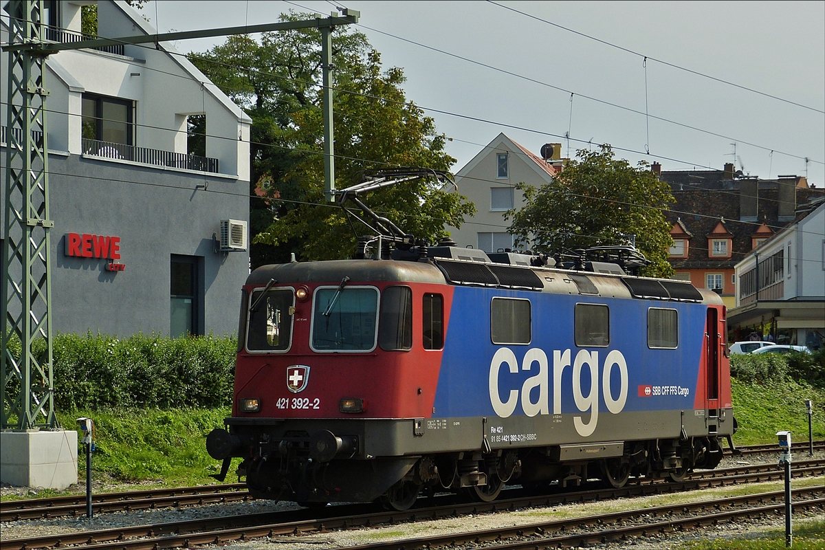 SBB 421 392 wartet auf einem Nebengleis in Lindau auf den Zug aus München, um diesen danach nach Zürich zu bringen   08.09.2017.  (Hans)