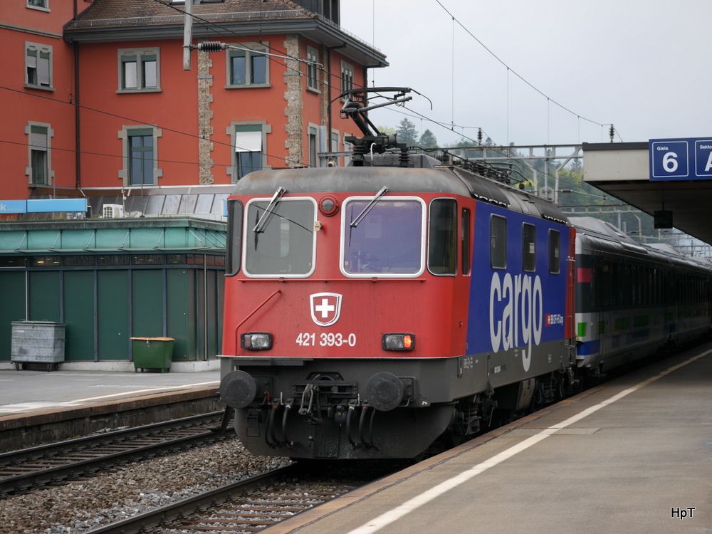 SBB - 421 393-0 am Schluss des Voralpenexpress in Goldau am 05.04.2014