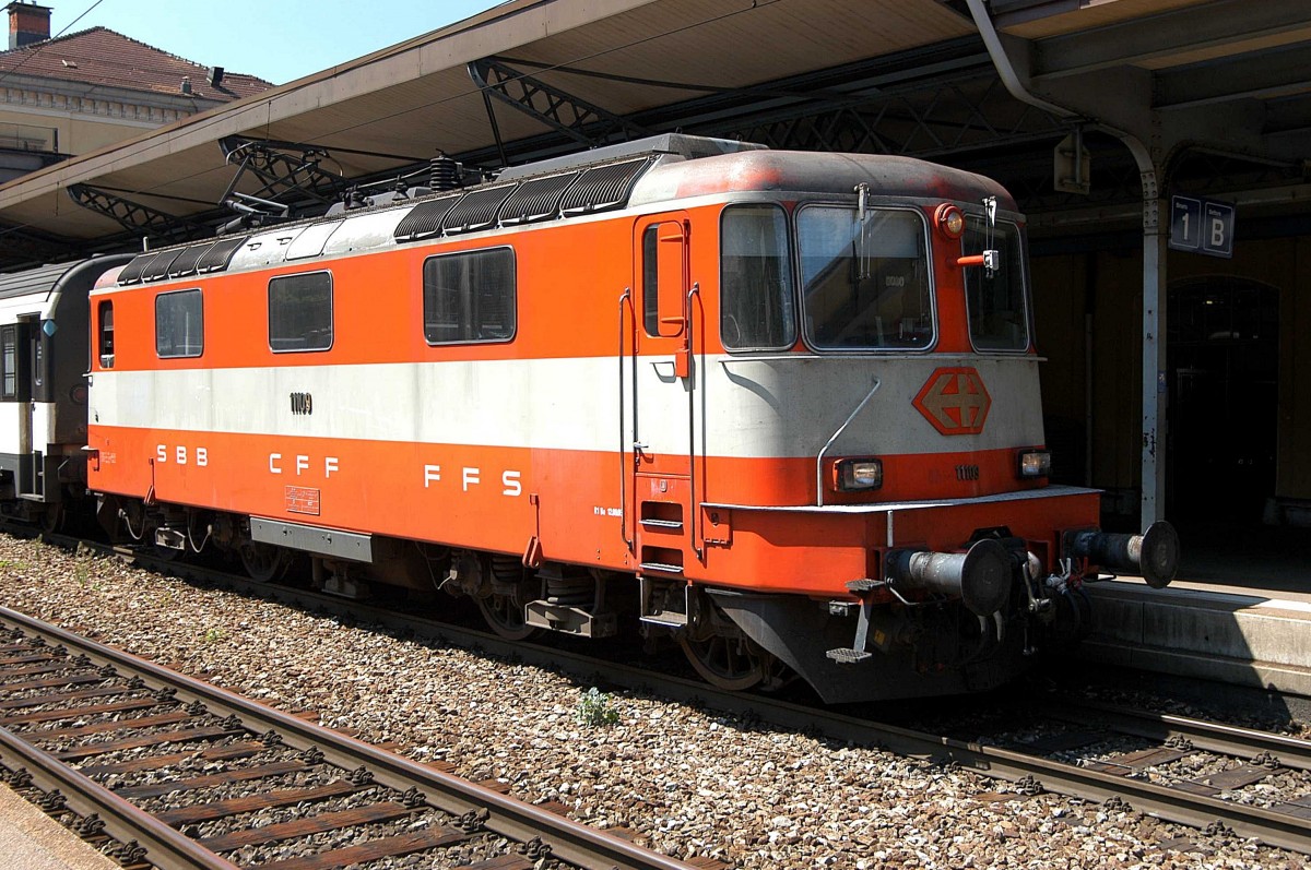 SBB 4/4 II 11109 (Re 420 109) steht am 17.08.09 mit einem IR abfahrbereit im Bahnhof Bellinzona in Richtung Norden.