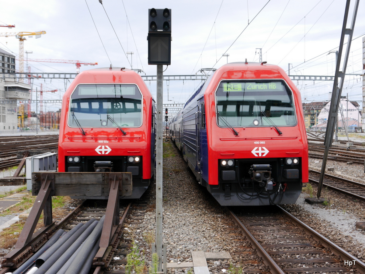 SBB - 450 022 abgestellt im Vorfeld des HB Zürich und 450 092 unterwegs als RE bei der einfahrt in den HB Zürich am 26.07.2015