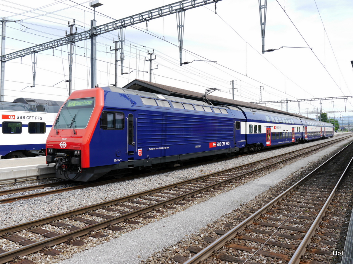 SBB - 450 039-9 unterwegs auf der S2 in Pfäffikon am 26.07.2015