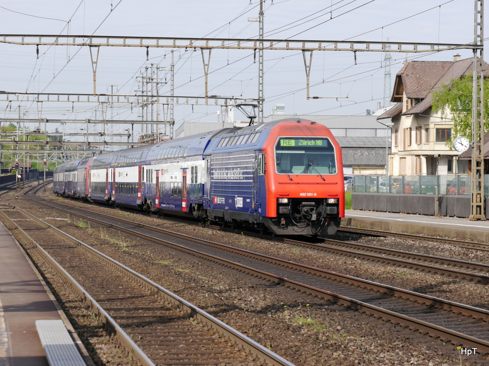SBB - 450 051-8 unterwegs als RE bei der durchfahrt im Bahnhof Rupperswil am 25.04.2014