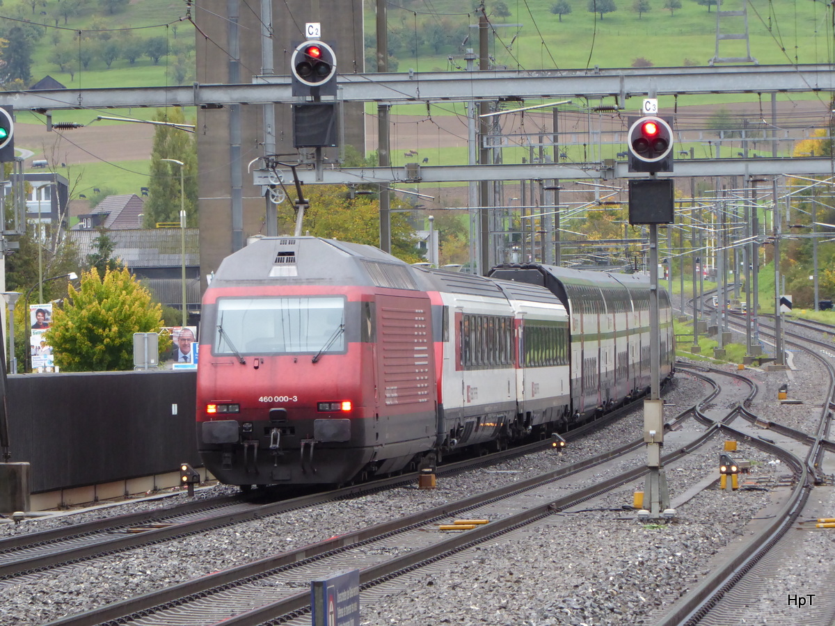 SBB - 460 000-3 am Schluss eines Schnellzuges bei der durchfahrt im Bahnhof Sissach am 06.10.2015