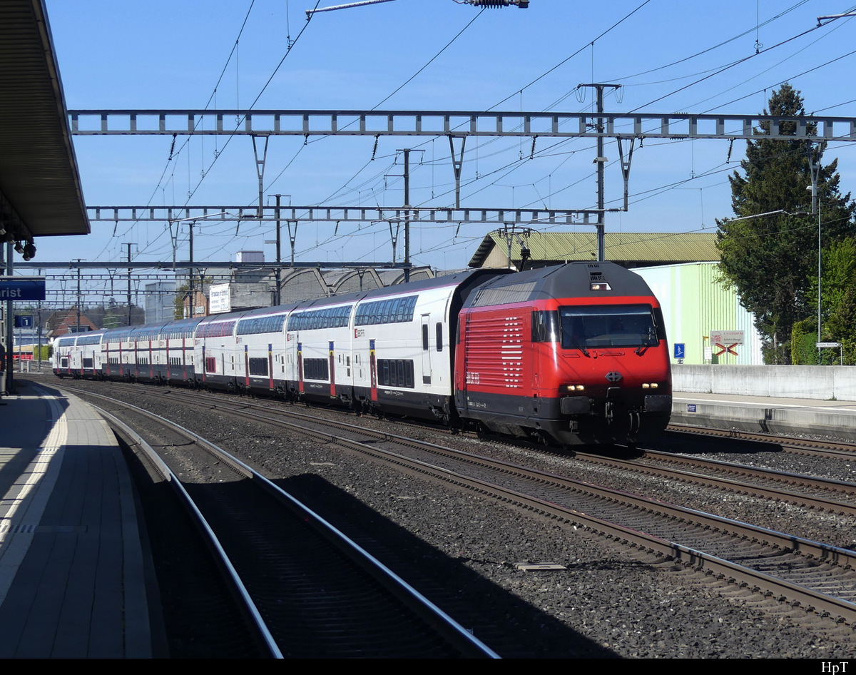 SBB - 460 000 mit Doppelstockwagen bei der durchfahrt im Bahnhof Rothrist am 18.04.2022