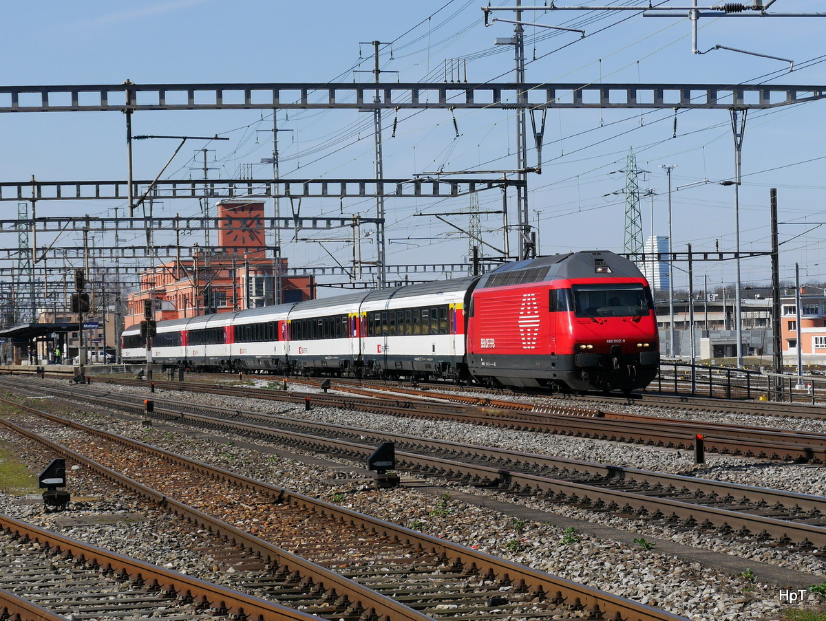 SBB - 460 002-9 mit Schnellzug bei der durchfahrt im Bahnhof Muttenz am 10.03.2017