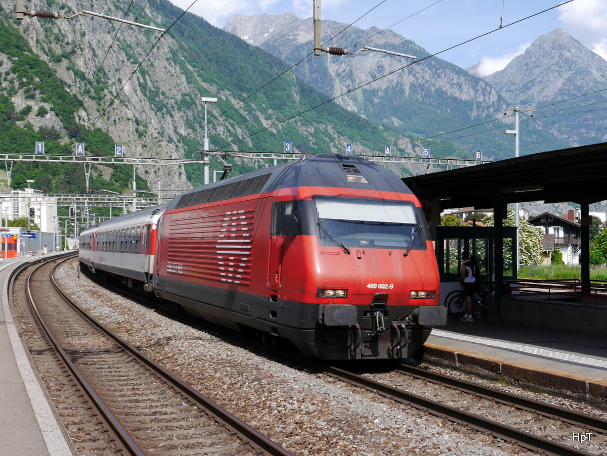 SBB - 460 002-9 mit IR nach Brig im Bahnhof von Martigny am 31.05.2015