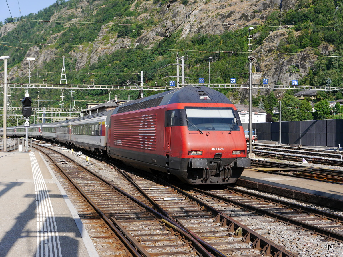 SBB - 460 002-9 mit IC bei der einfahrt im Bahnhof Brig am 19.07.2015