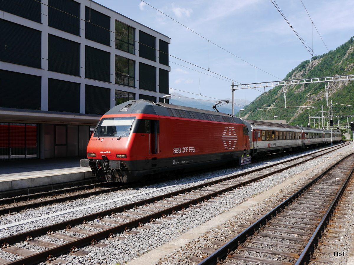 SBB - 460 007-8 mit IR aus Genf bei der einfahrt in den Bahnhof Brig am 19.07.2015