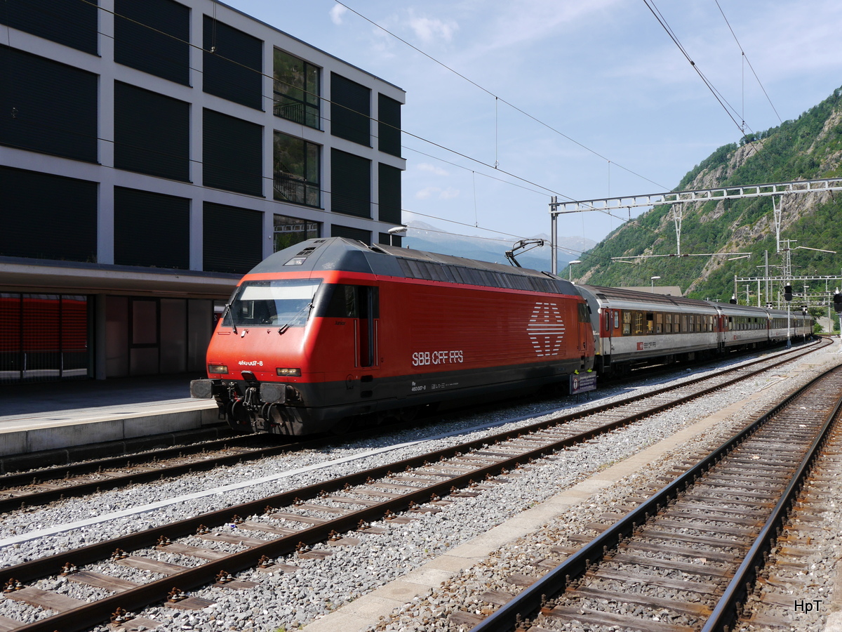 SBB - 460 007-8 mit IR aus Genf bei der einfahrt in den Bahnhof Brig am 19.07.2015