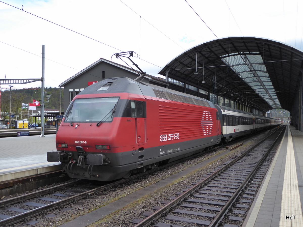 SBB - 460 007-8 mit RE im Bahnhof Olten am 16.04.2016