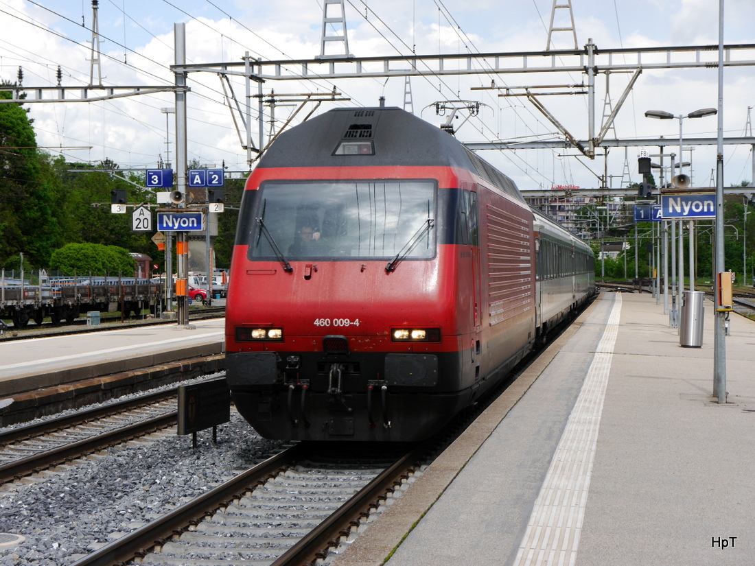 SBB - 460 009-4 mit IR bei der einfahrt im Bahnhof Nyon am 06.05.2015