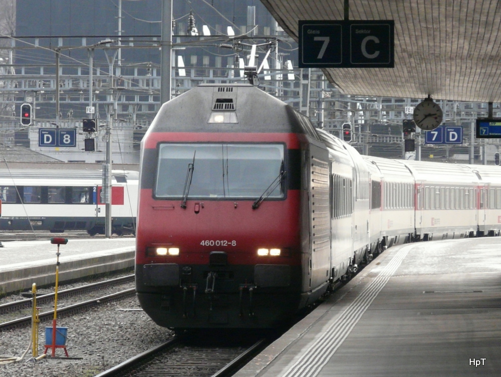 SBB - 460 012-8 mit IR bei der einfahrt im Bahnhof Luzern am 03.01.2014
