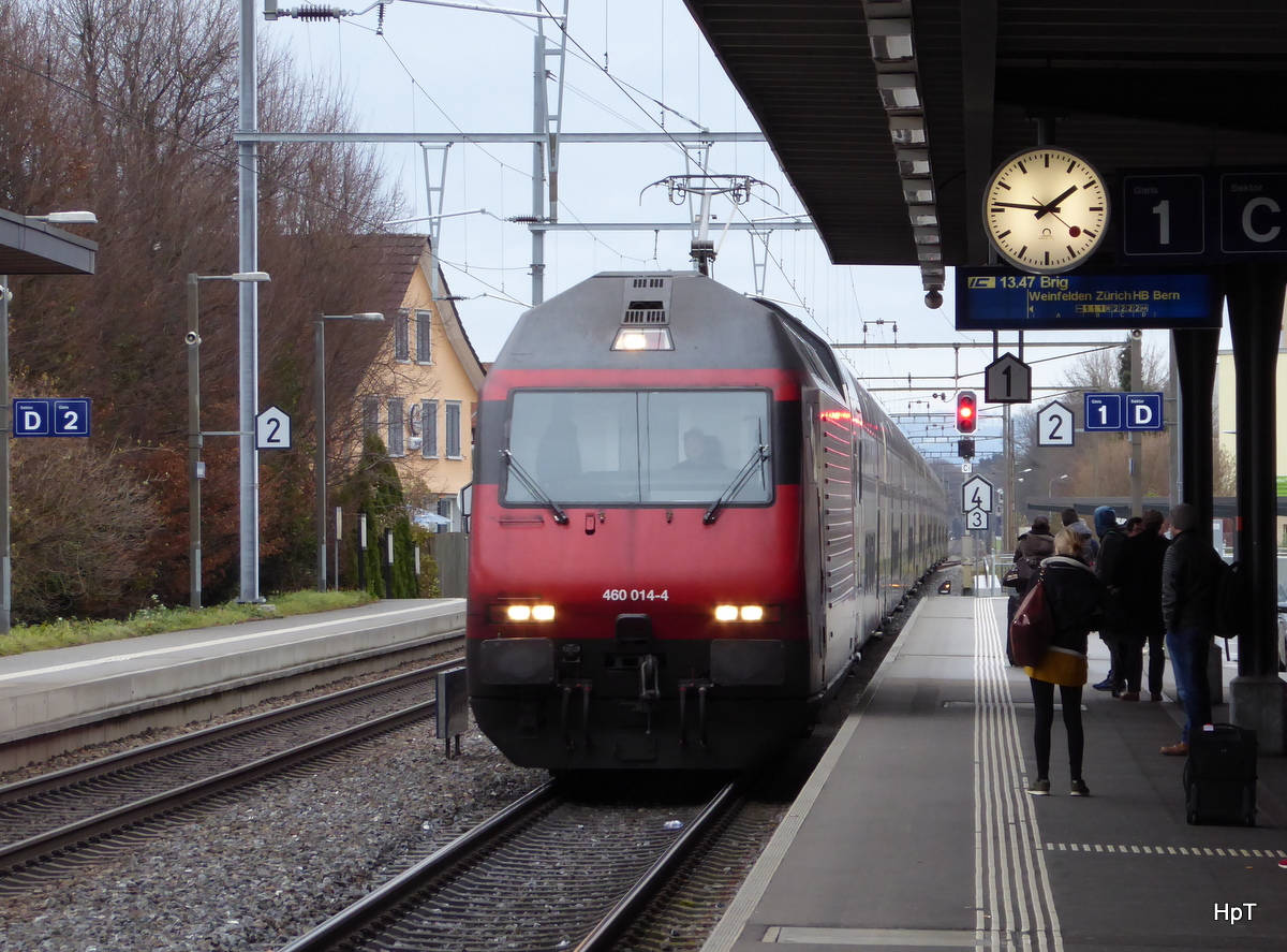 SBB - 460 014-4 mit IC bei der einfahrt im Bahnhof Amriswil am 29.11.2015