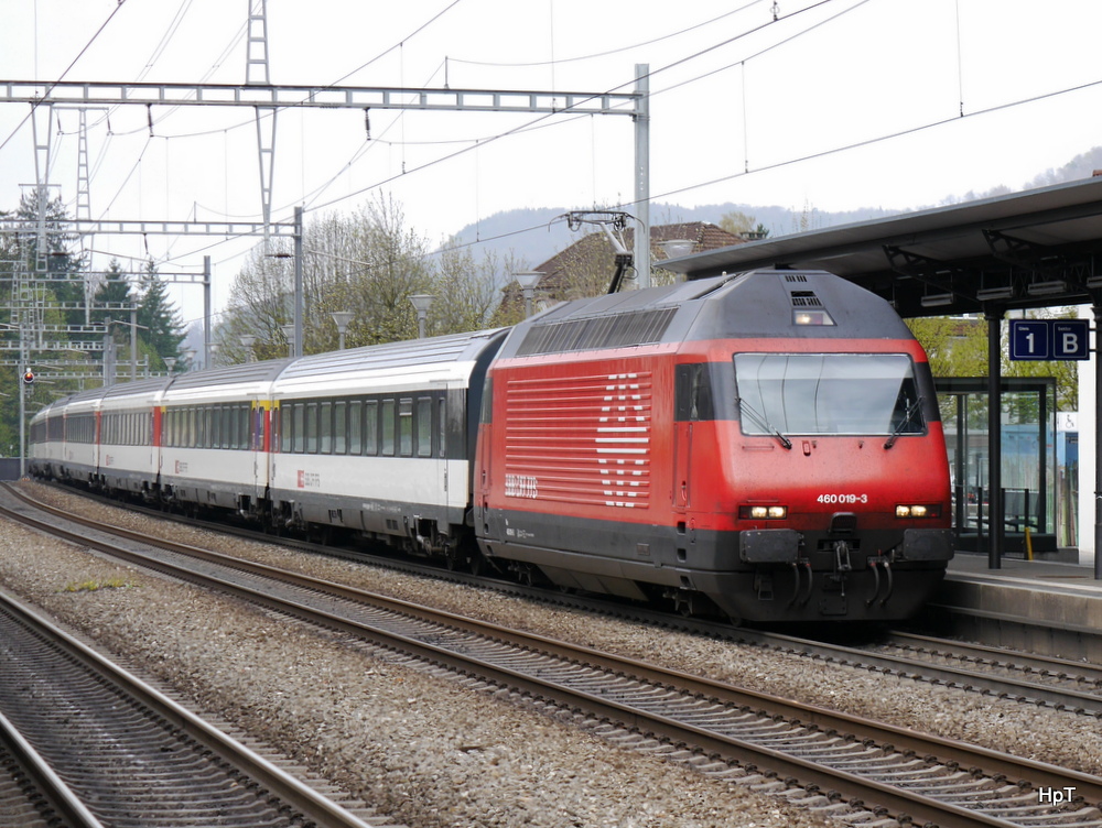 SBB - 460 019-3 mit IR unterwegs in Sissach am 06.04.2014