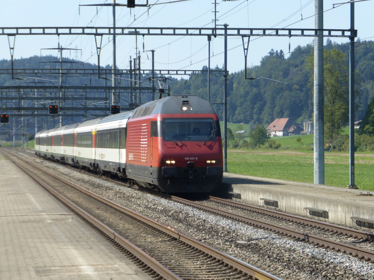 SBB - 460 021-9 mit RE bei der durchfahrt im Bahnhof Riedtwil am 31.08.2015