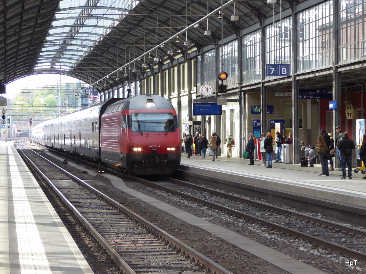 SBB - 460 021-9 mit IC nach Basel bei der einfahrt im der Bahnhofshalle in Olten am 16.04.2016
