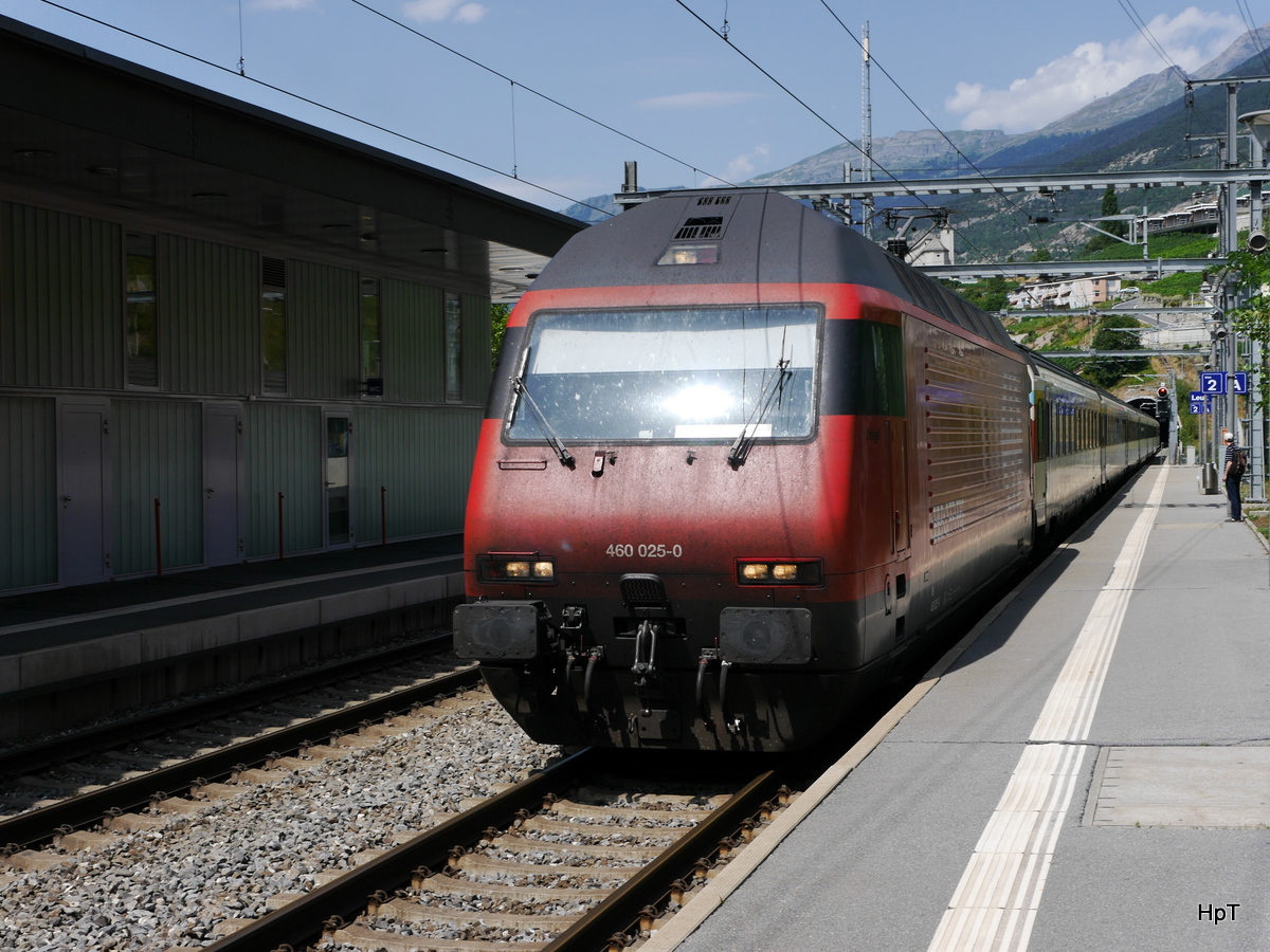 SBB - 460 025-0 mit IR bei der einfahrt im Bahnhof Leuk am 19.07.2015
