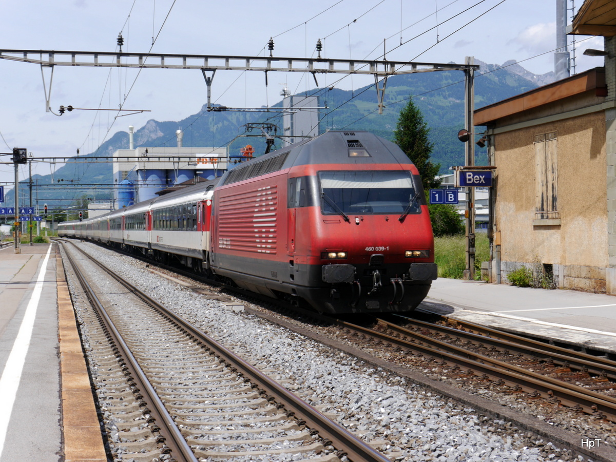 SBB - 460 039-1 mit IR nach Brig im Bahnhof von Bex am 31.05.2015