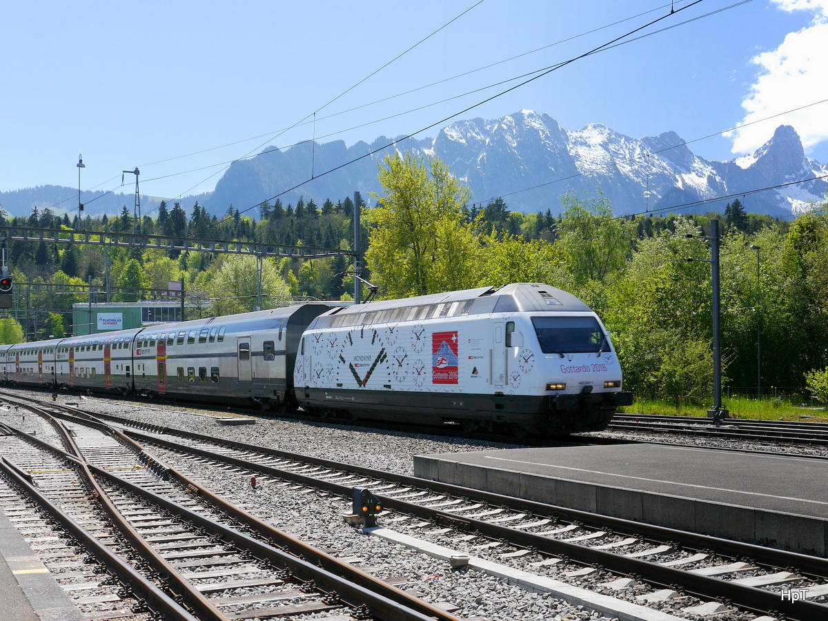 SBB - 460 044-1 vor IC bei der durchfahrt im Bahnhof Gwatt am 10.05.2017