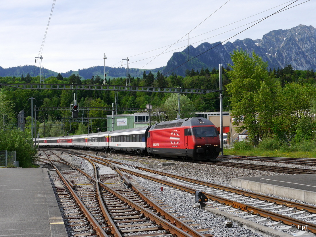 SBB - 460 047-4 mit IR in Richtung Thun unterwegs bei Gwatt am 14.05.2015