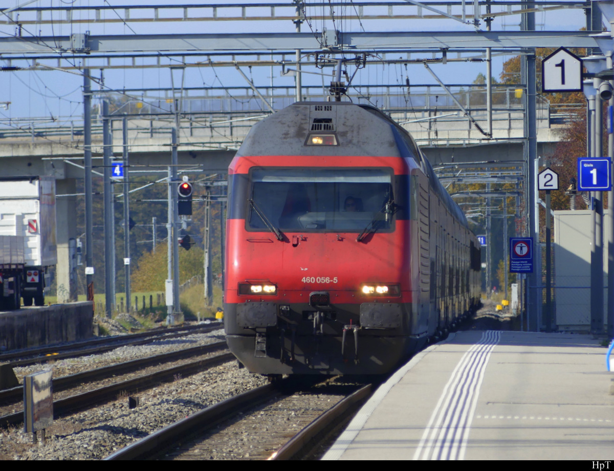 SBB - 460 056-5 mit IR bei der durchfart im Bhf. Schmitten am 29.10.2021