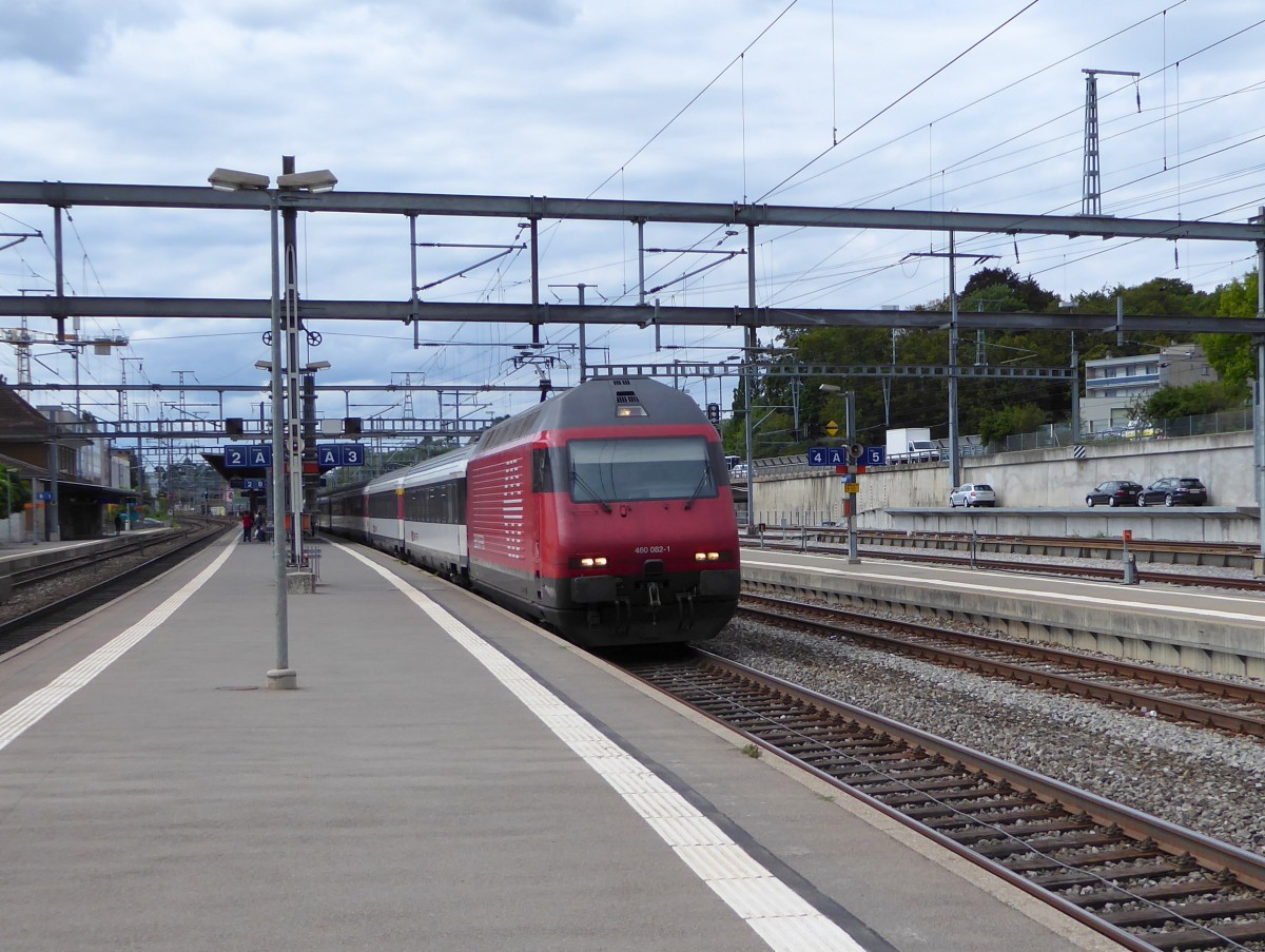 SBB - 460 082-1 mit IC bei der durchfahrt im Bahnhof von Morges am 05.09.2015