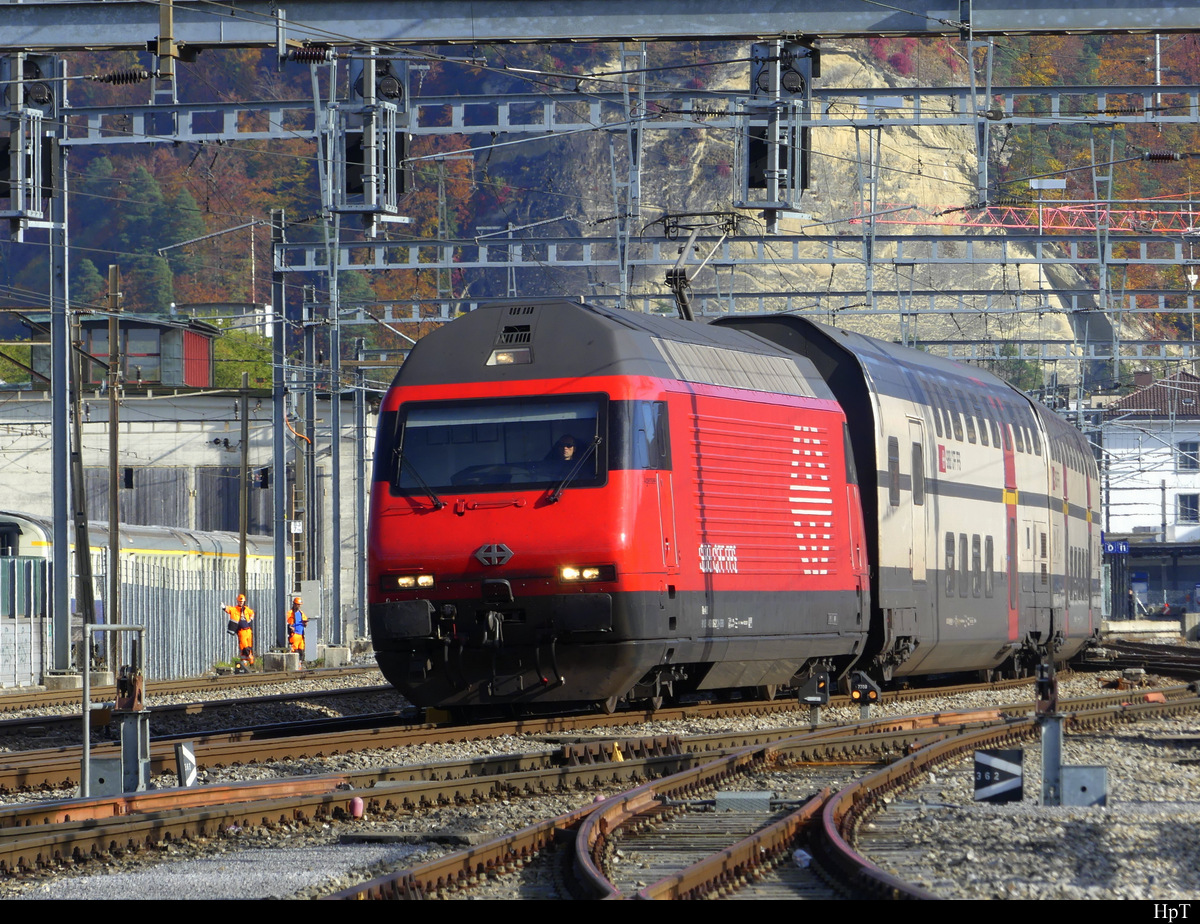 SBB - 460 086-2 mit IR beim verlassen des Bhf. Burgdorf am 31.10.2021 .. Standort des Fotografen ausserhalb der Geleisanlagen
