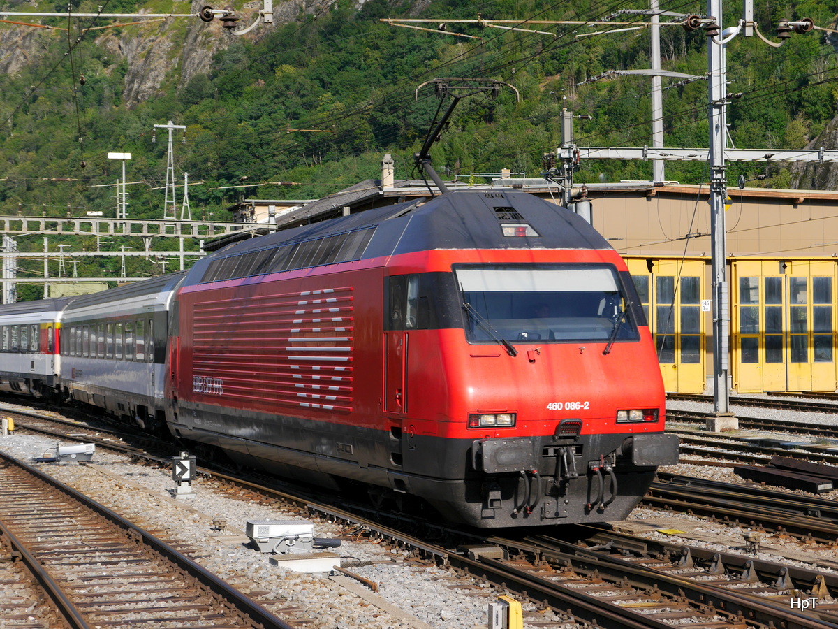 SBB - 460 086-2 mit IC bei der einfahrt im Bahnhof Brig am 19.07.2015