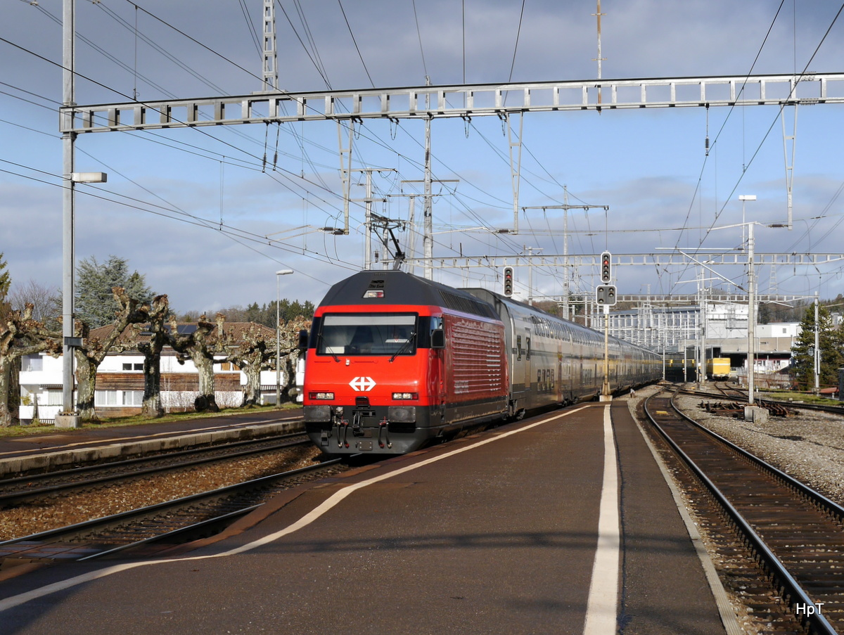 SBB - 460 090-4 mit IC bei der durchfahrt im Bahnhof Ostermundigen am 01.01.2018