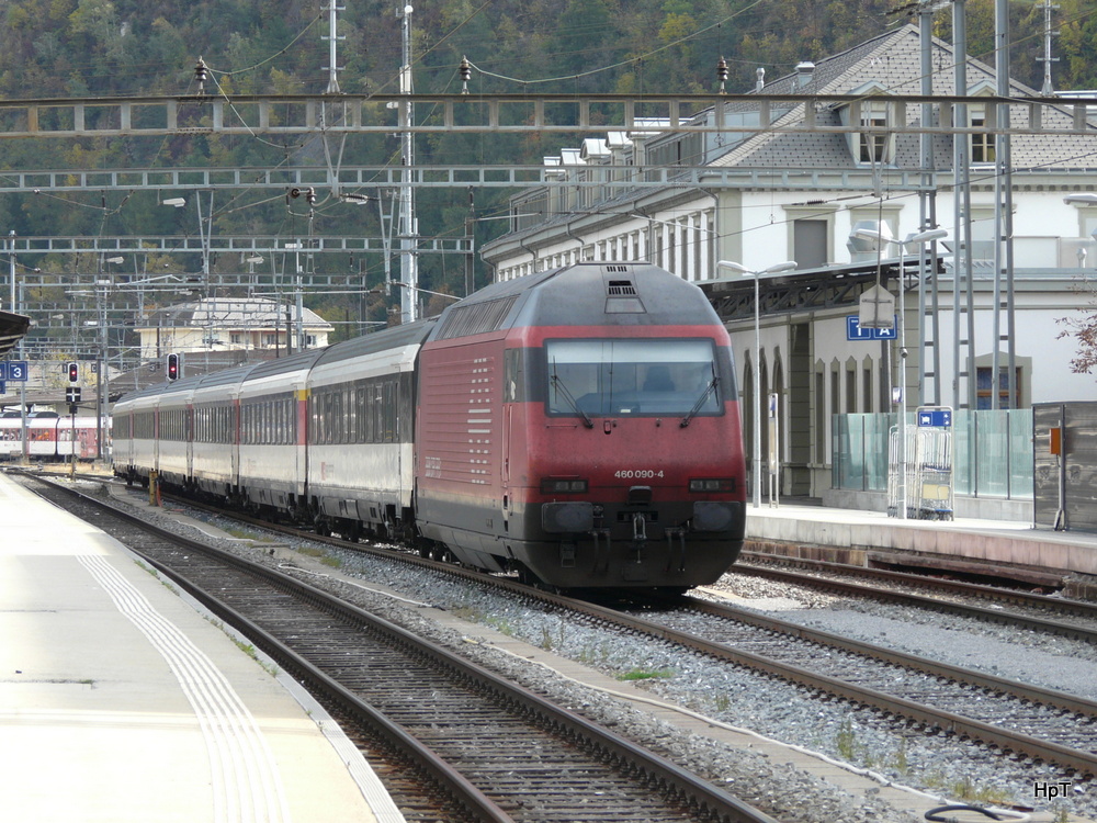 SBB - 460 090-4 mit Reservezug im Bahnhof Brig am 25.10.2013
