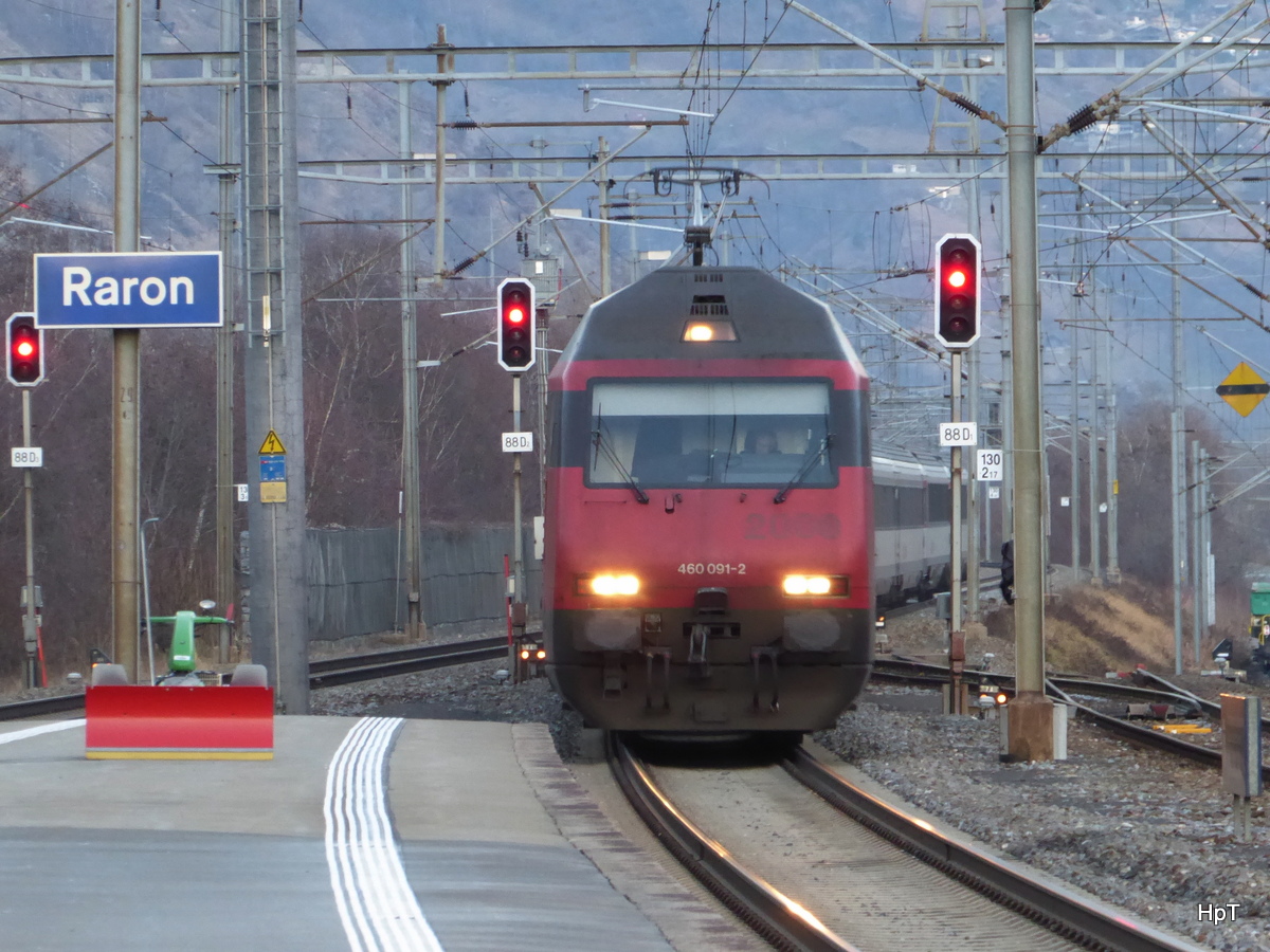 SBB - 460 091-2 mit RE bei der durchfahrt in Raron am 25.12.2015