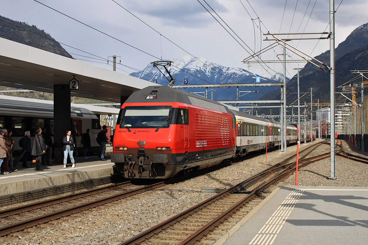 SBB 460 092-0 fährt mit einem IC in den Bahnhof Visp ein. (18.04.2023)