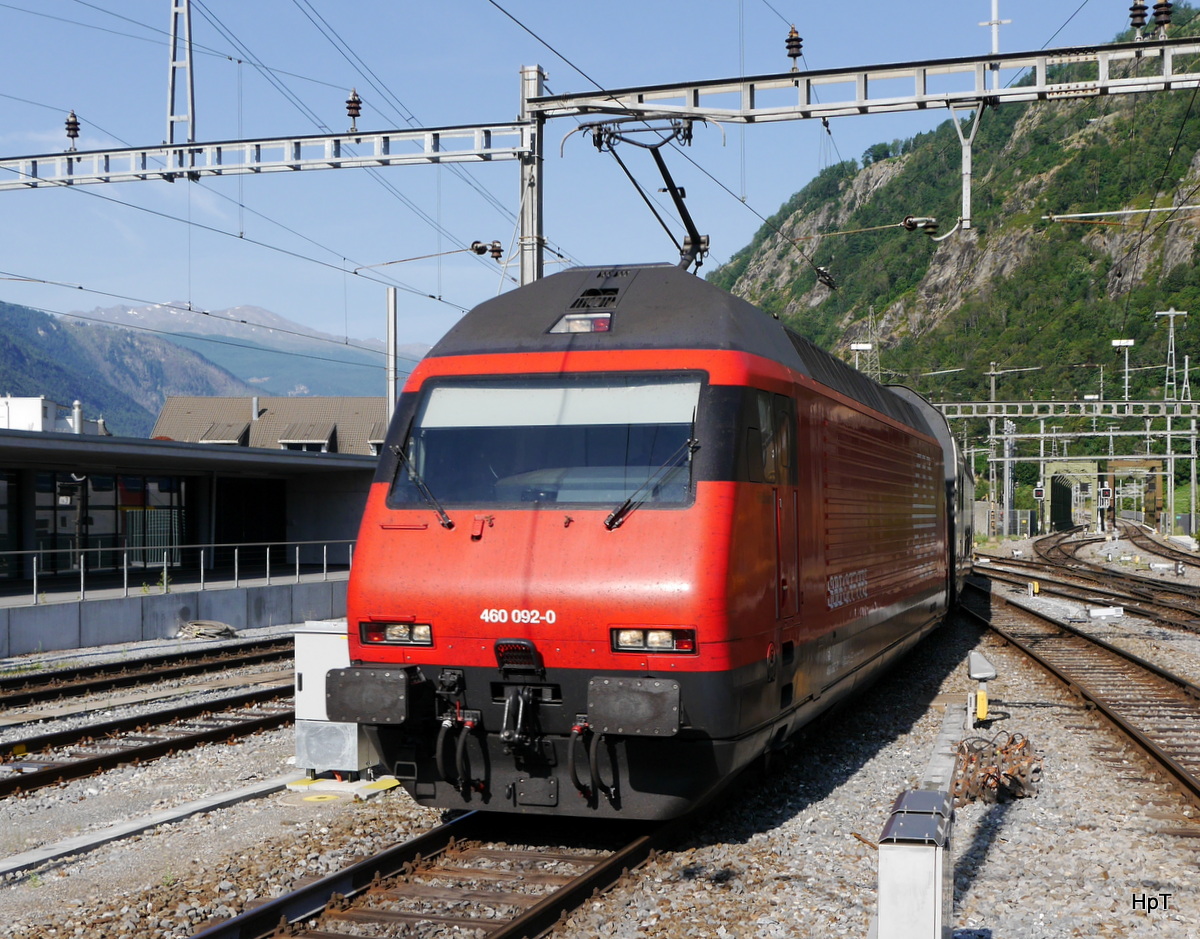 SBB - 460 092-0 mit IC  bei der einfahrt in den Bahnhof Brig am 19.07.2015