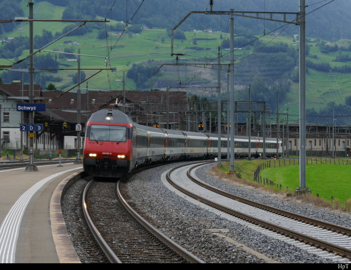 SBB - 460 097-9 mit IR bei der einfahrt in den Bahnhof von Schwyz am 31.08.2019