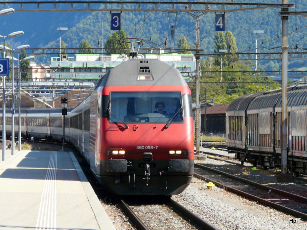 SBB - 460 098-7 unterwegs nach Lausanne bei der einfahrt im Bahnhof Sion am 22.09.2014