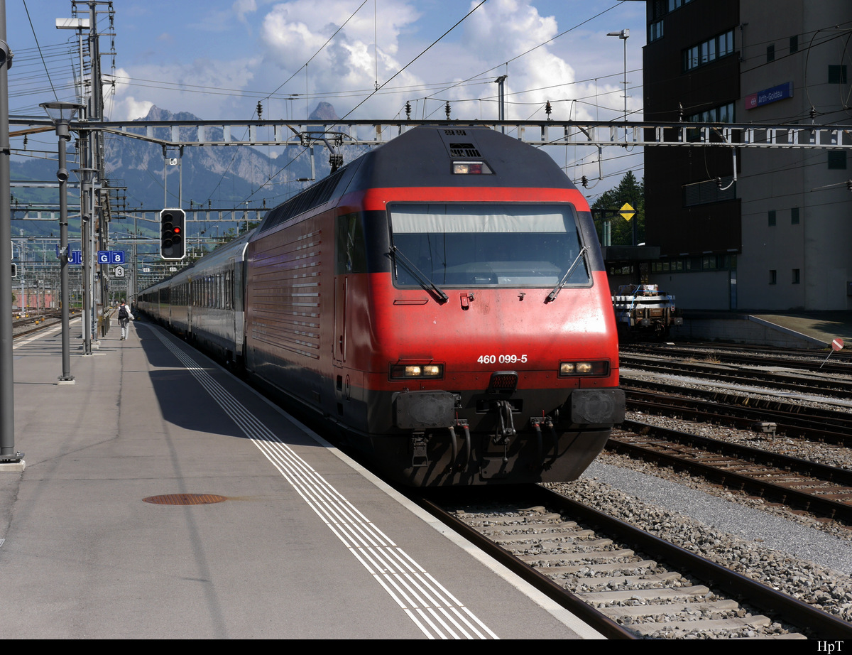 SBB - 460 099-5 mit IR bei der einfahrt im Bahnhof von Arth-Goldau am 24.08.2019